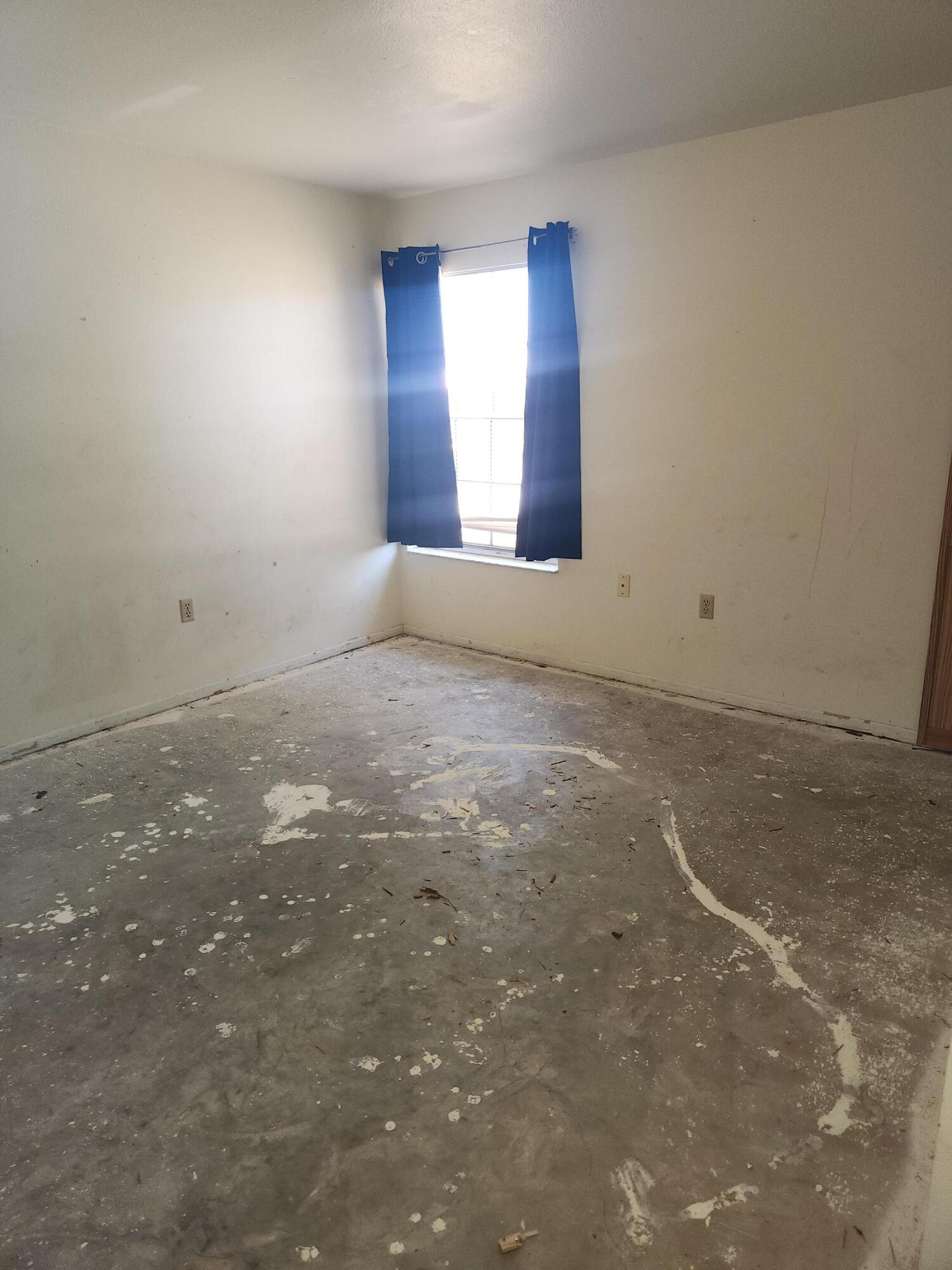 951 Palm Street Cocoa, FL 32927 - Photo 18 of 34 an empty room with windows and closet