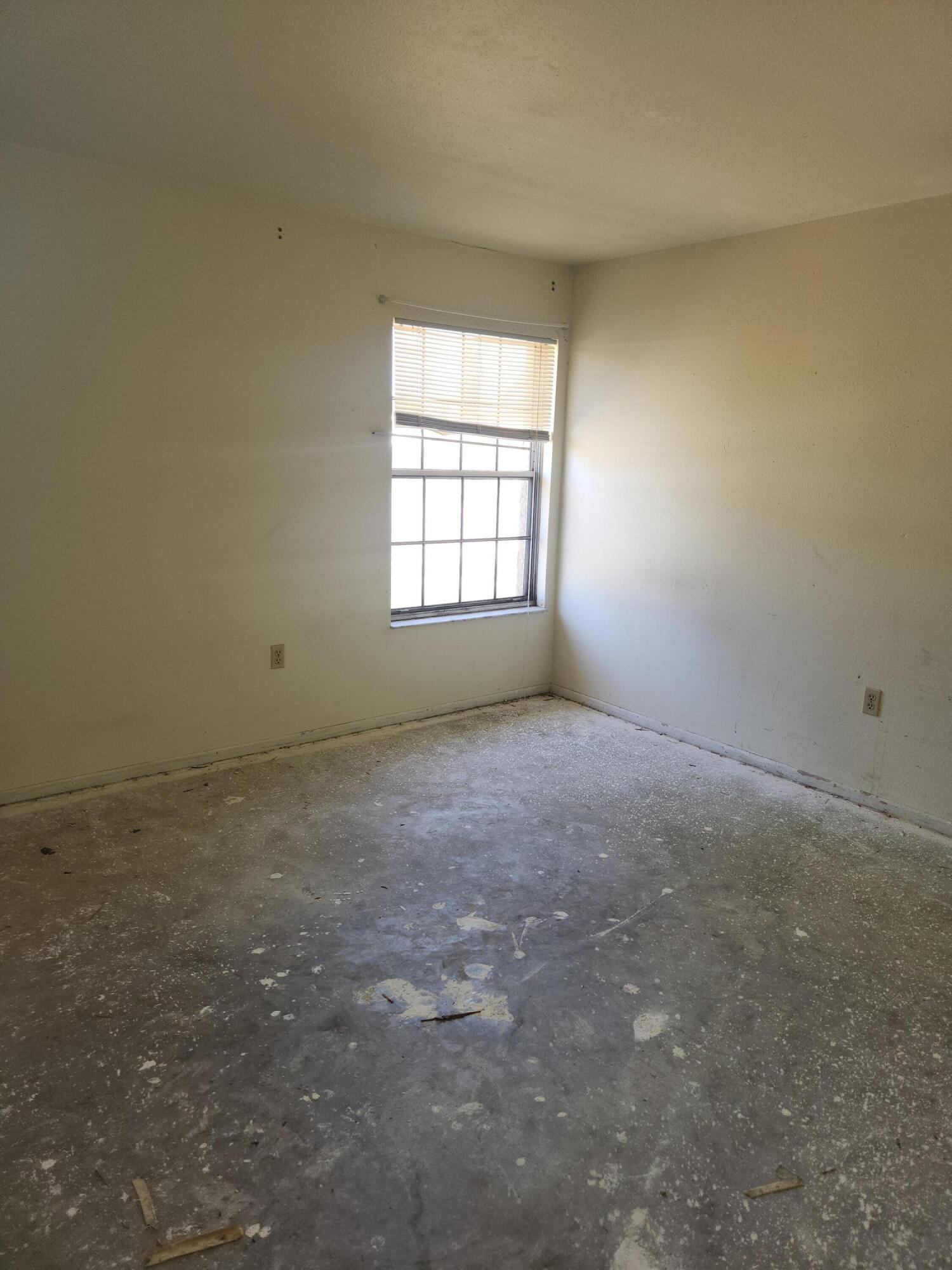 951 Palm Street Cocoa, FL 32927 - Photo 19 of 34 an empty room with a window