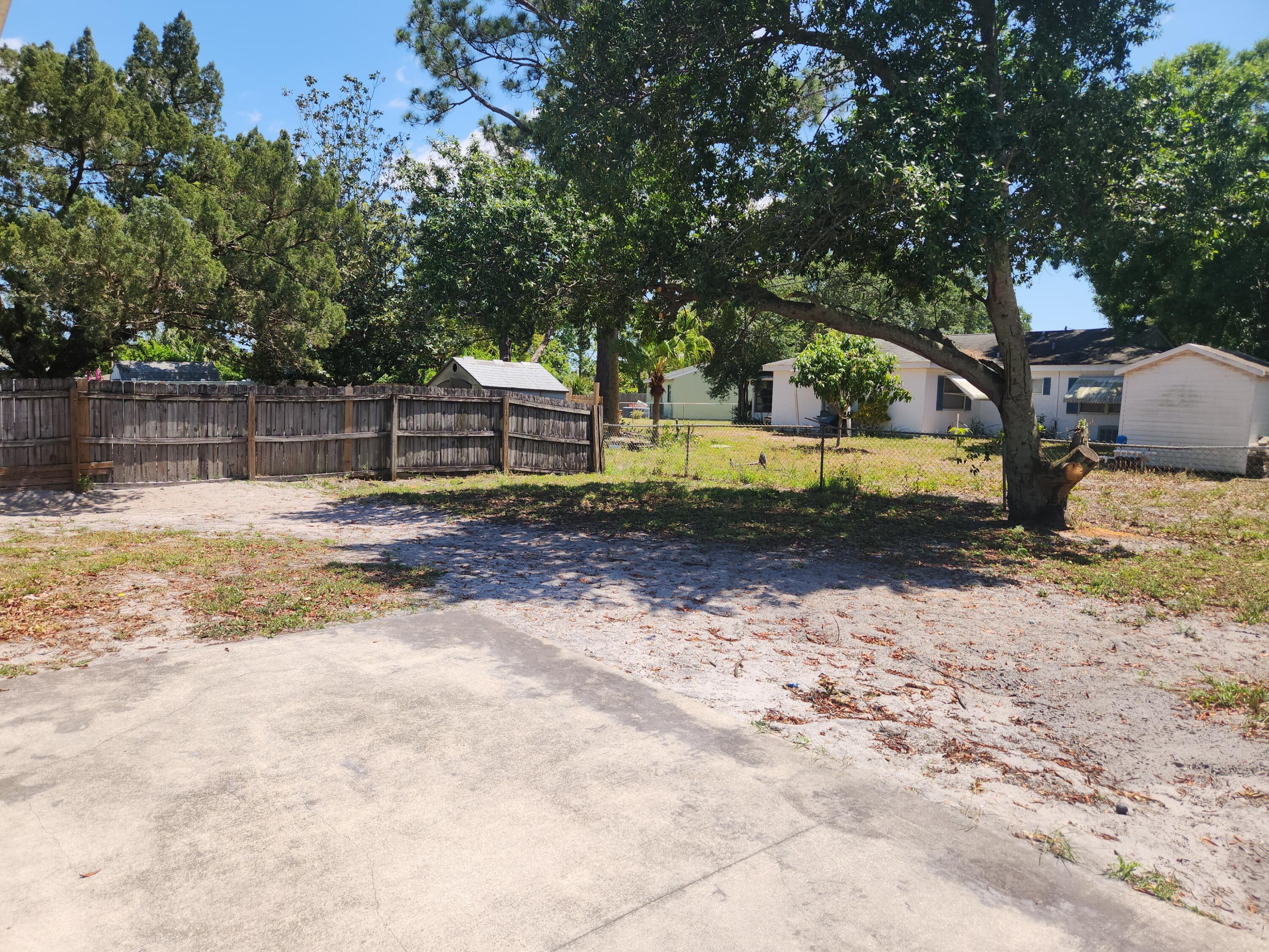 951 Palm Street Cocoa, FL 32927 - Photo 10 of 34 a backyard of a house with a tree