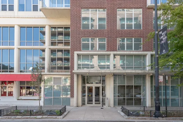 $369,900 | 901 West Madison Street, Unit 921, Chicago, IL 60607