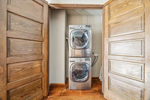 a view of walk in closet