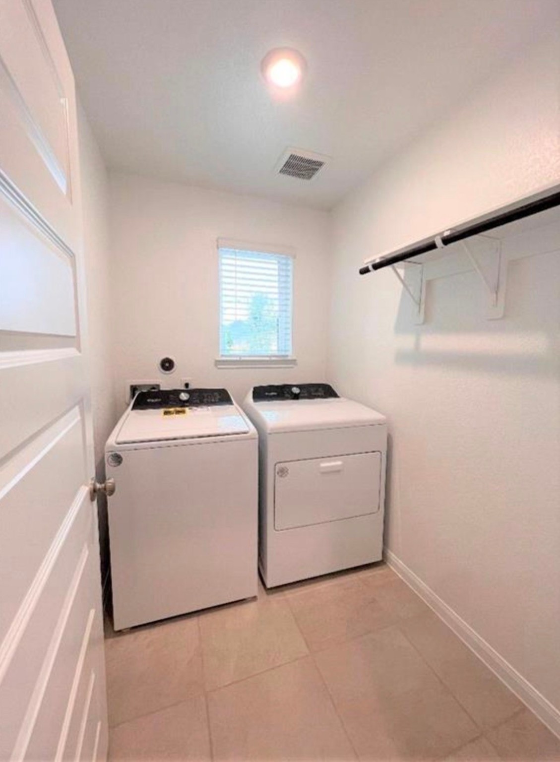 18581 Meadow Point Lane Montgomery, TX 77316 - Photo 28 of 44 a utility room with dryer and washer