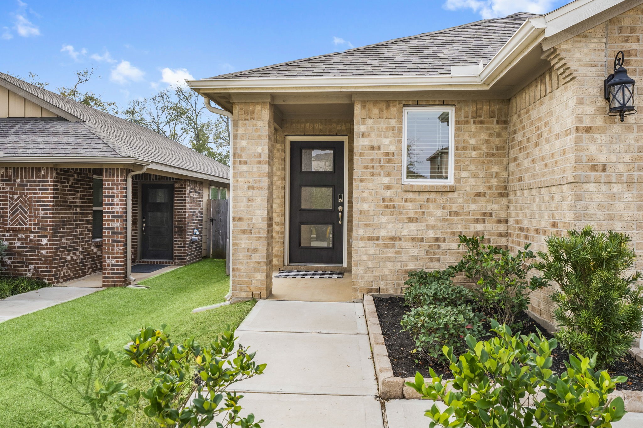 18581 Meadow Point Lane Montgomery, TX 77316 - Photo 3 of 44 a front view of a house with garden