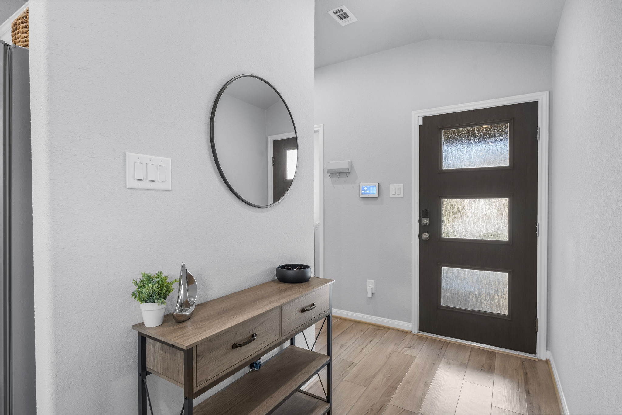 18581 Meadow Point Lane Montgomery, TX 77316 - Photo 5 of 44 a room with a table and a potted plant