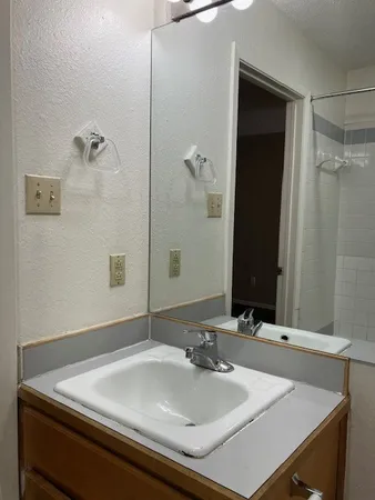 $1,050 | 2306 East 8th Street, Unit 5, Austin, TX 78702