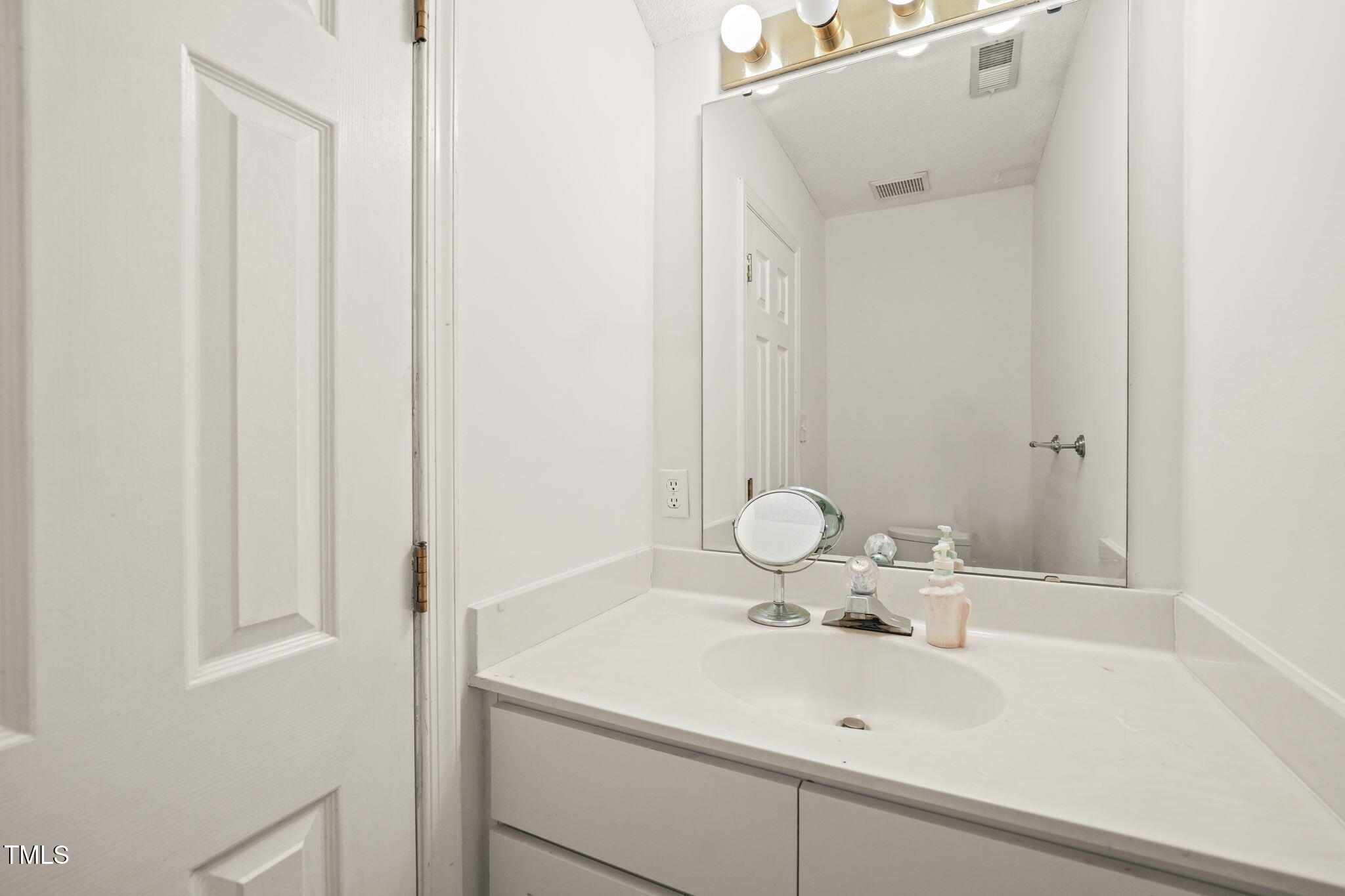 2979 Faversham Place Raleigh, NC 27604 - Photo 13 of 30 Powder room