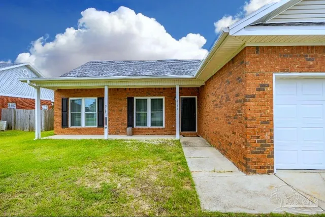 a view of a backyard