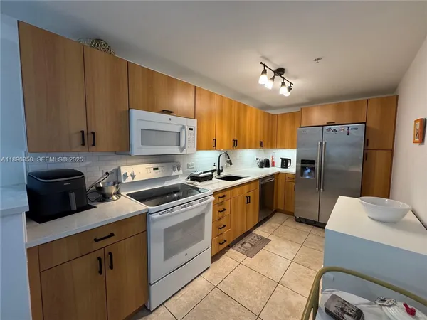 $2,500 | 7501 East Treasure Drive, Unit 7L, North Bay Village, FL 33141