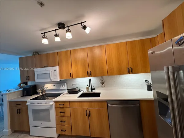 $2,500 | 7501 East Treasure Drive, Unit 7L, North Bay Village, FL 33141