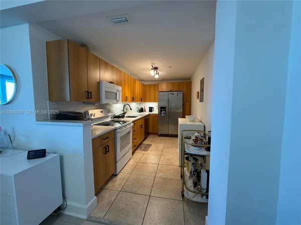 $2,500 | 7501 East Treasure Drive, Unit 7L, North Bay Village, FL 33141