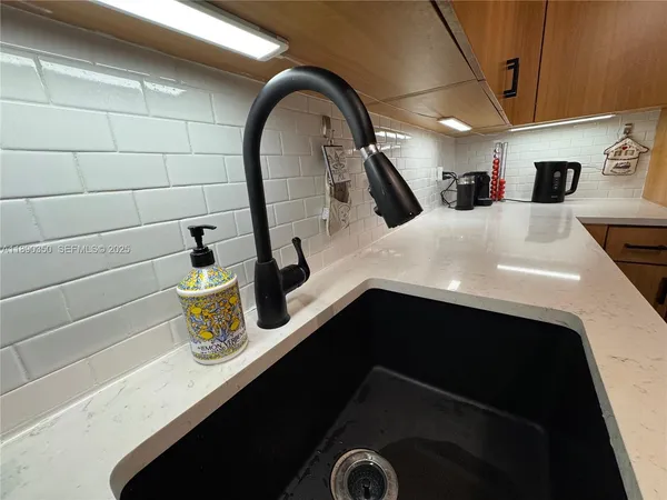 $2,500 | 7501 East Treasure Drive, Unit 7L, North Bay Village, FL 33141