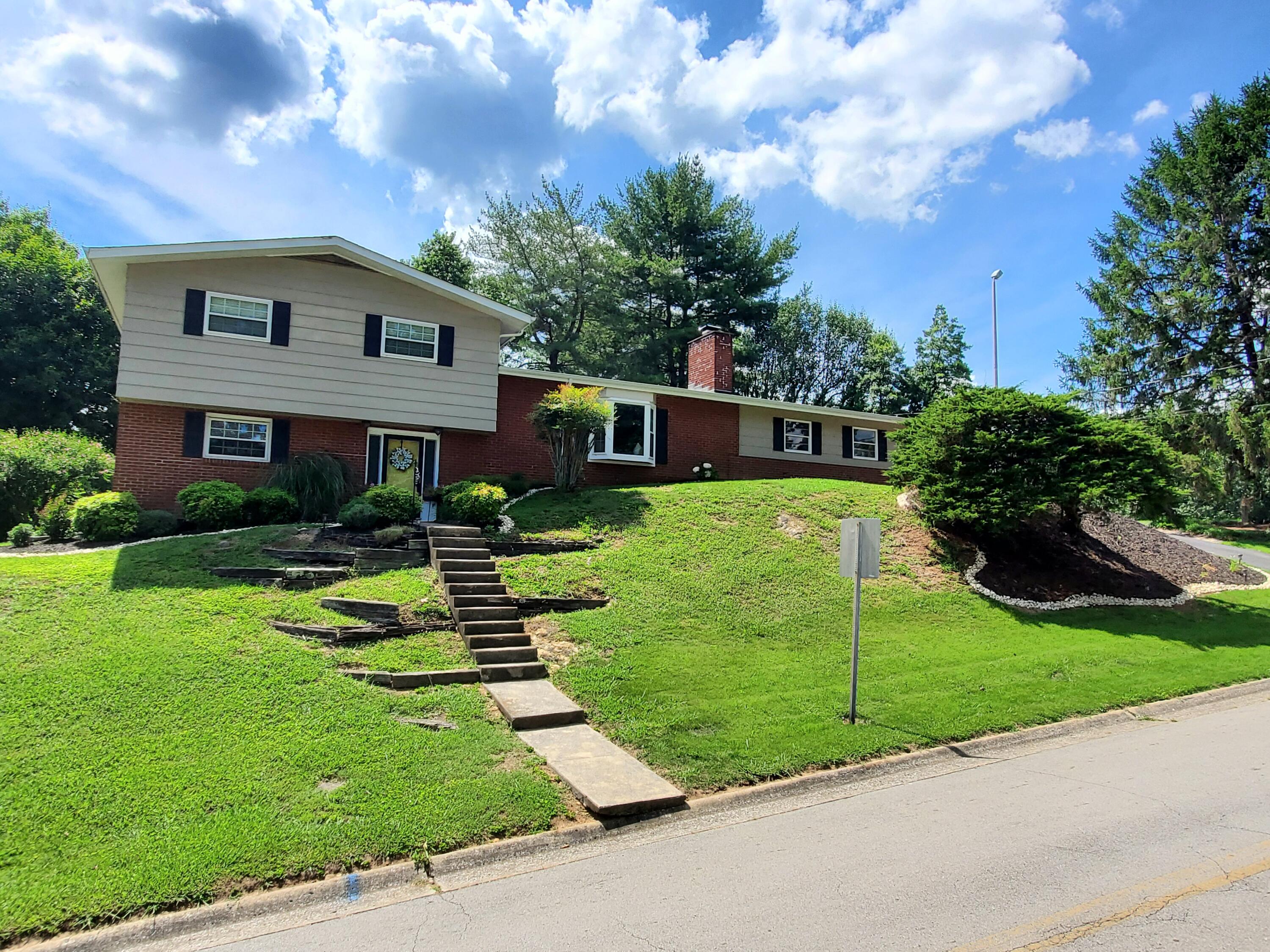 265 Iroquois Road Oak Ridge, TN 37830 - Photo 1 of 28 Front Main