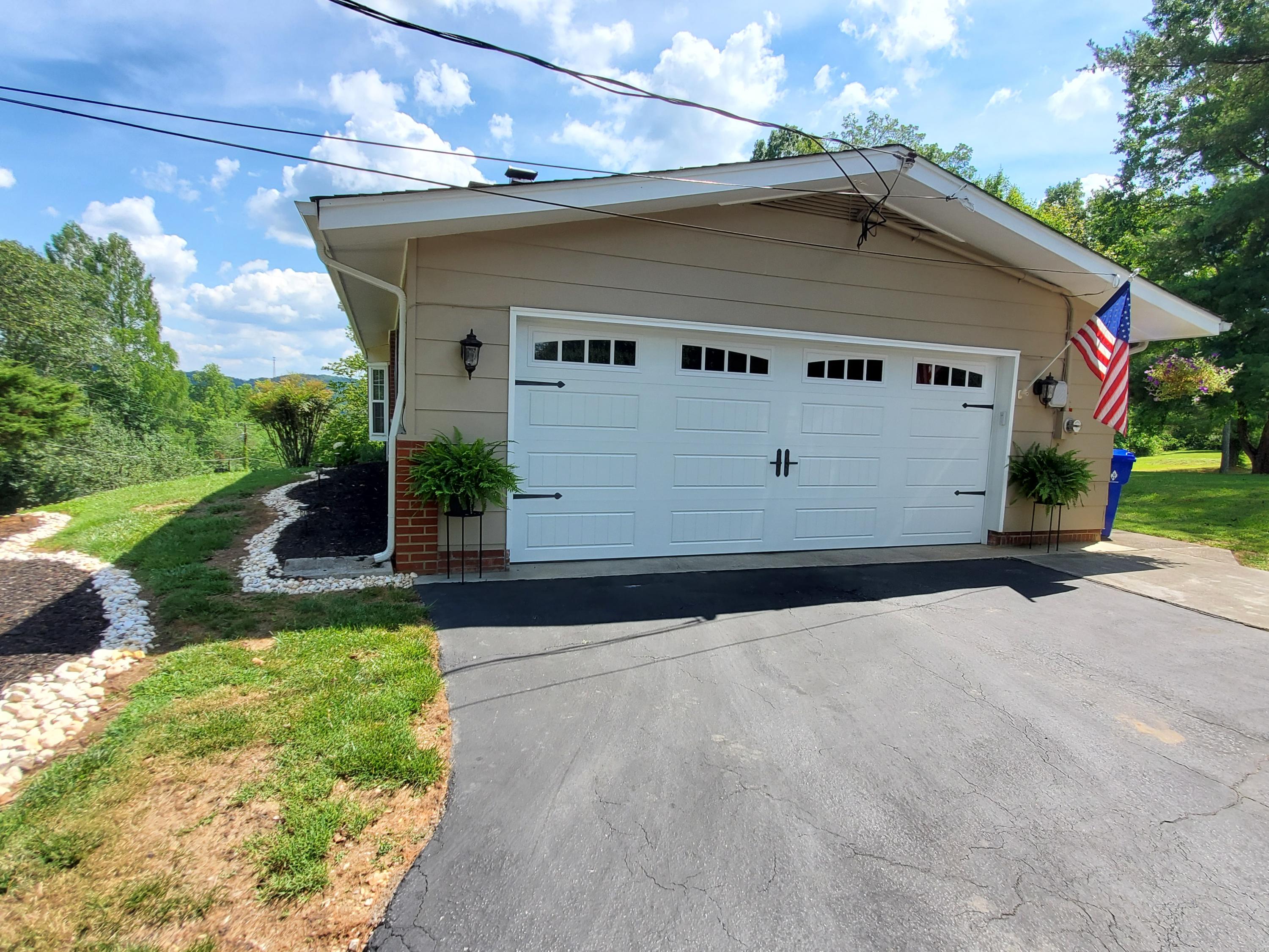 265 Iroquois Road Oak Ridge, TN 37830 - Photo 4 of 28 Garage