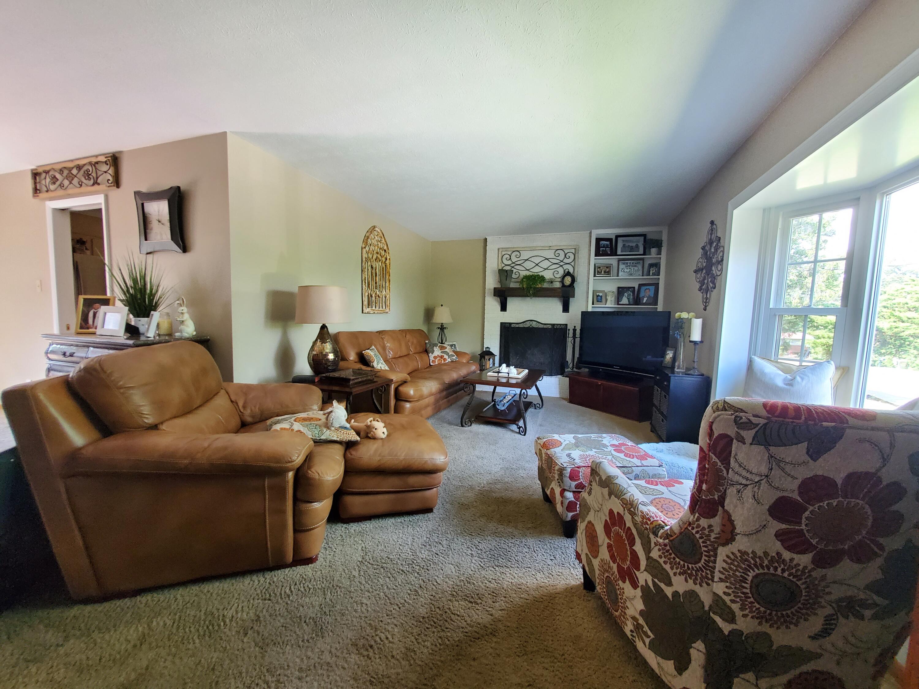 265 Iroquois Road Oak Ridge, TN 37830 - Photo 8 of 28 Living Room