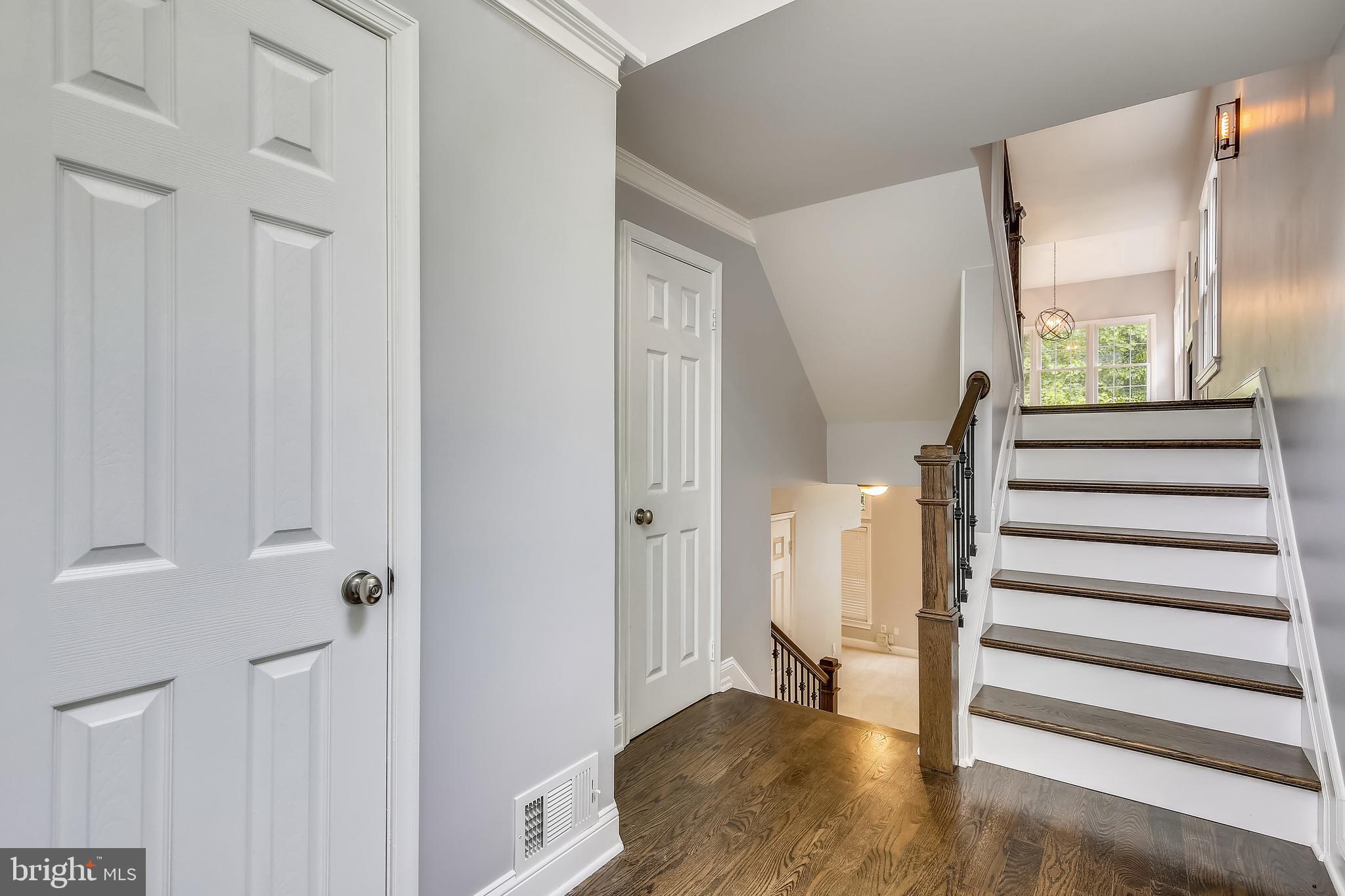 1380 Heritage Oak Way Reston, VA 20194 - Photo 4 of 59 Main Entry -Foyer