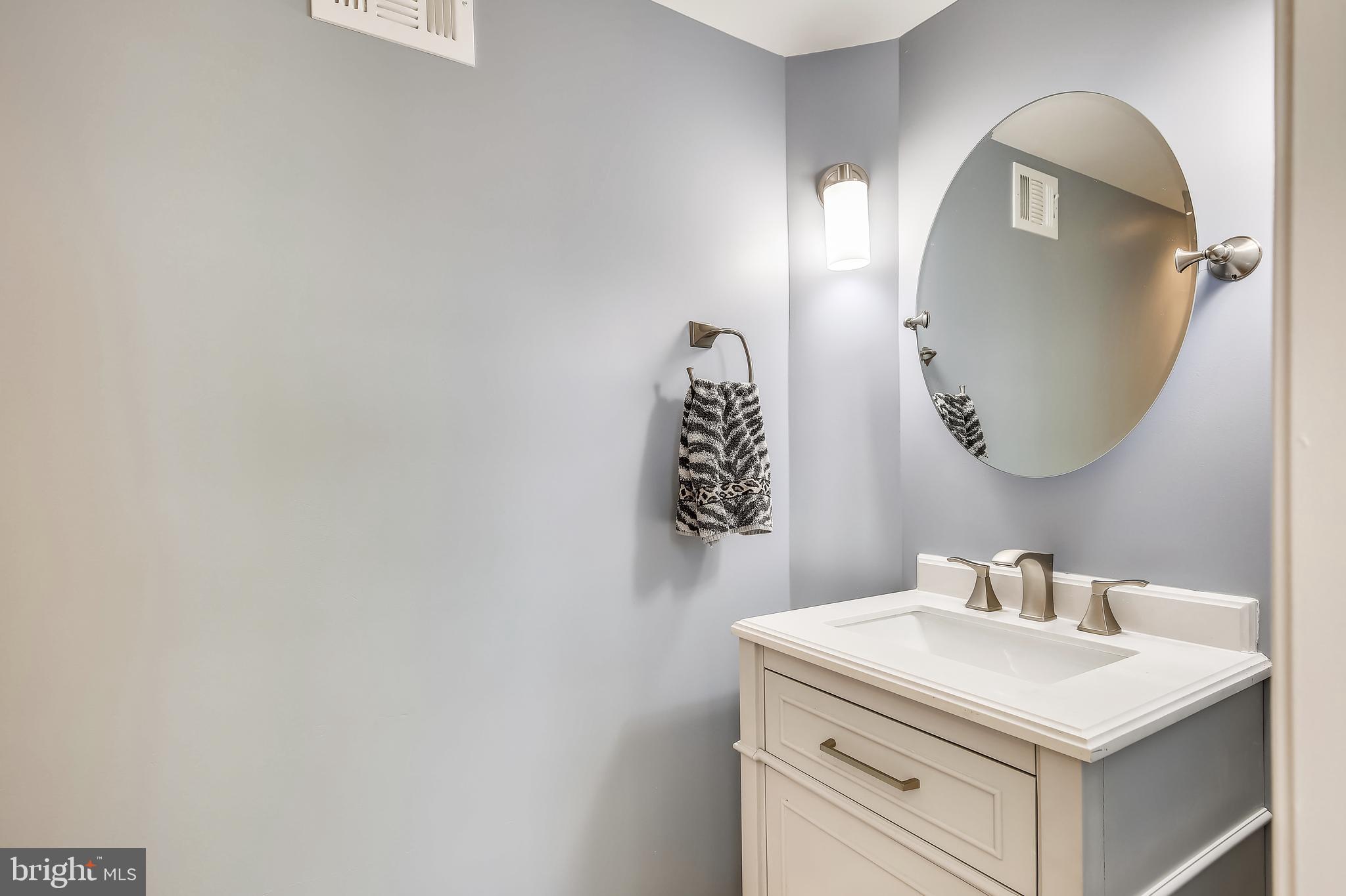 1380 Heritage Oak Way Reston, VA 20194 - Photo 5 of 59 Main Level Powder Room