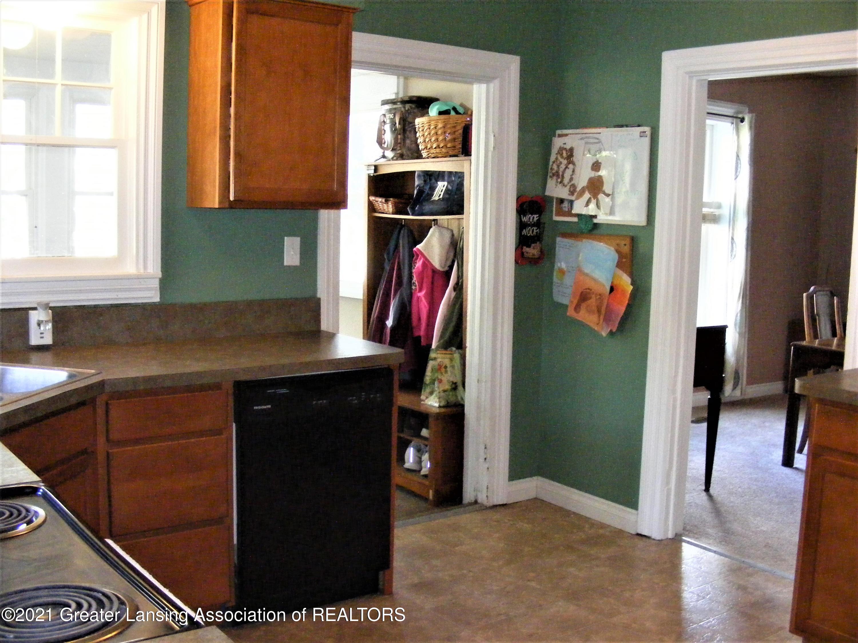 306 Dexter Road Eaton Rapids, MI 48827 - Photo 25 of 37 kitchen3