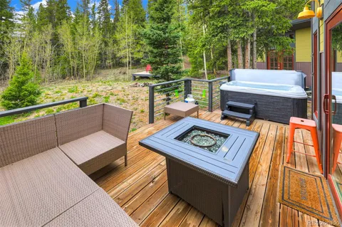 a view of a yard with a house