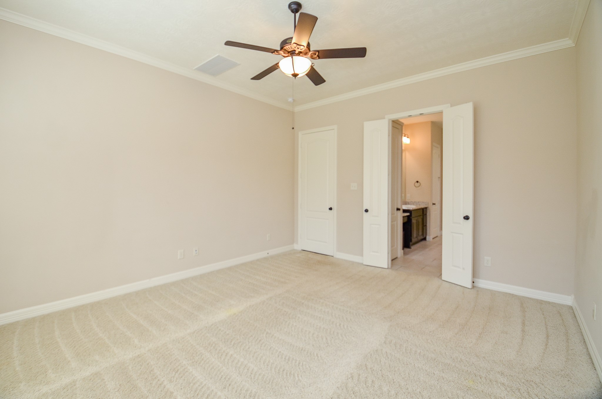 27914 Hunters Rock Lane Katy, TX 77494 - Photo 14 of 32 an empty room with closet and a chandelier fan