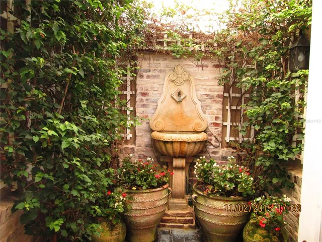 a view of fountain in a backyard