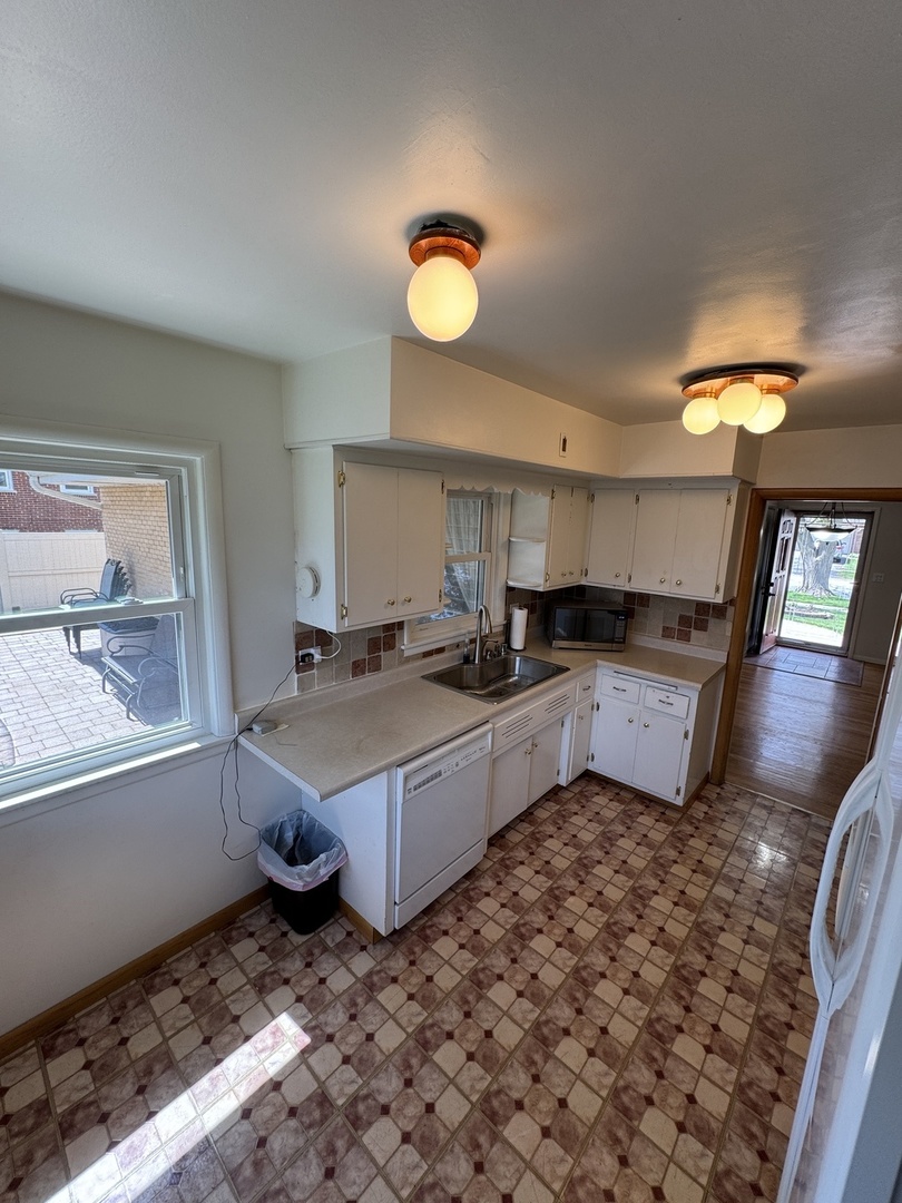 901 Brookline Lane Park Ridge, IL 60068 - Photo 12 of 23 a kitchen with granite countertop a stove a sink and a granite counter tops
