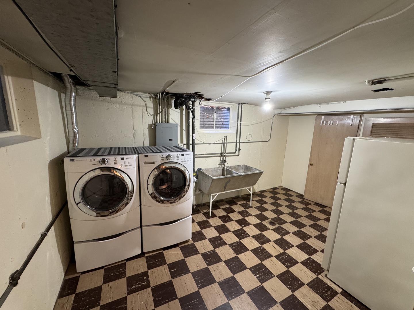 901 Brookline Lane Park Ridge, IL 60068 - Photo 17 of 23 a utility room with dryer and washer