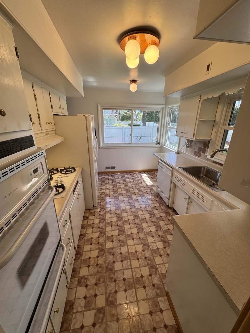 901 Brookline Lane Park Ridge, IL 60068 - Photo 10 of 23 a kitchen with stainless steel appliances a stove a sink and a refrigerator