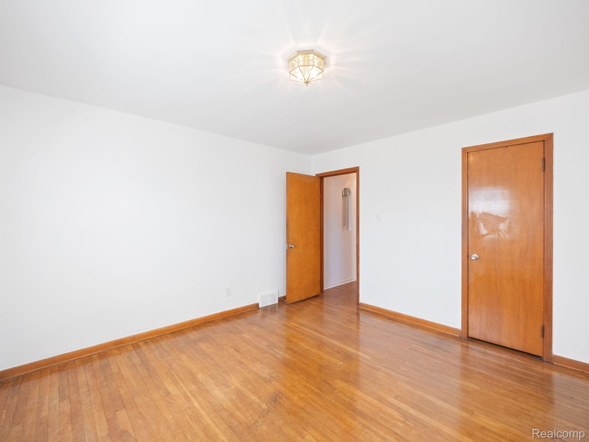 8050 Stephens Road Warren, MI 48089 - Photo 11 of 27 P1211125.jpg