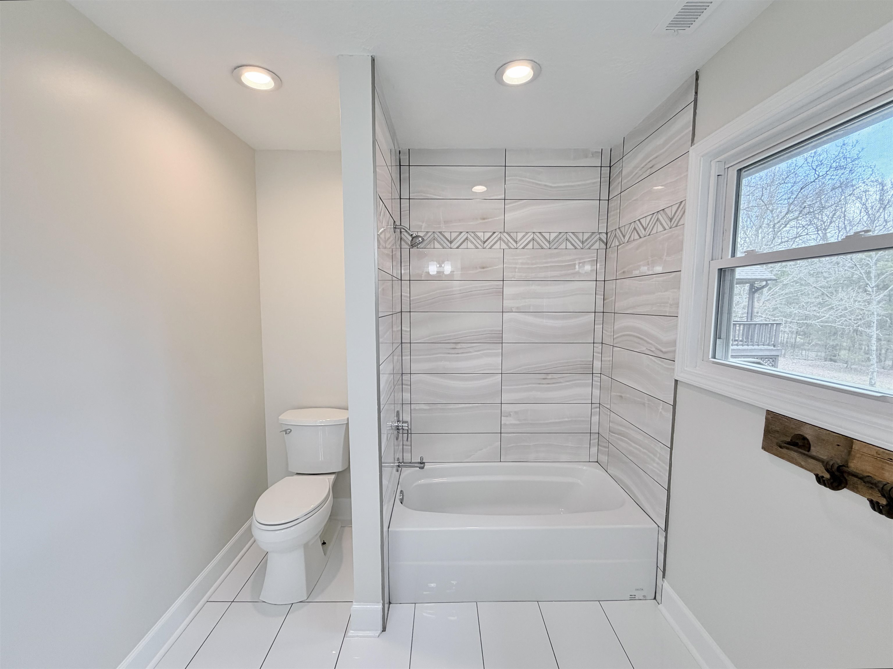 955 Country Club Road Somerville, TN 38068 - Photo 28 of 40 a bathroom with a bathtub and a toilet