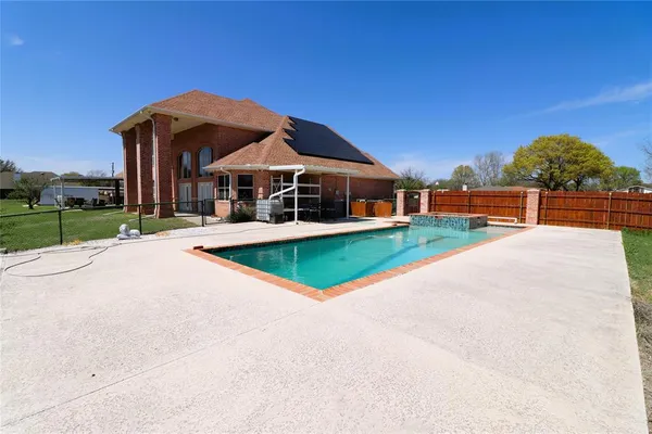 $655,500 | 505 Country Club Drive, Henrietta, TX 76365