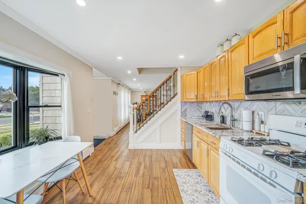 $649,000 | 9 Copper Lane, Levittown, NY 11756