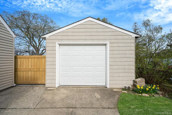 $649,000 | 9 Copper Lane, Levittown, NY 11756