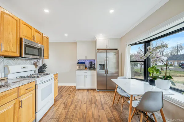 $649,000 | 9 Copper Lane, Levittown, NY 11756