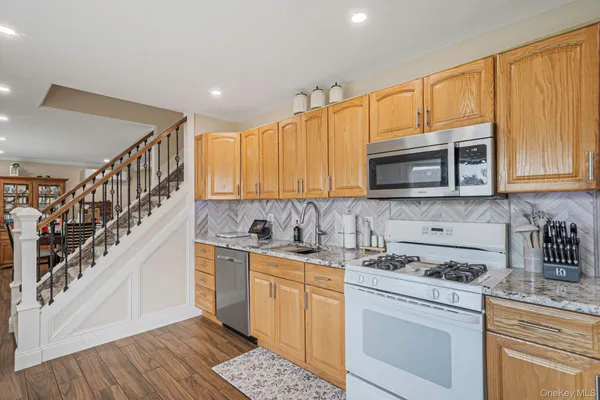 $649,000 | 9 Copper Lane, Levittown, NY 11756