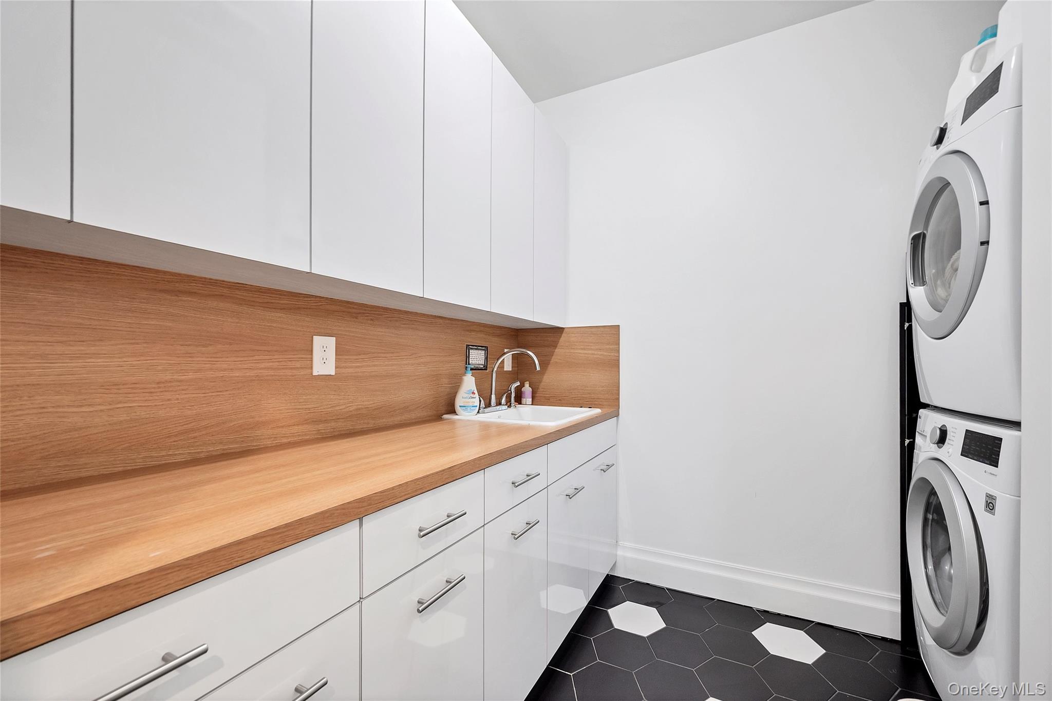 31 Walnut Ridge Lane Bloomingburg, NY 12721 - Photo 22 of 50 a utility room with dryer and washer