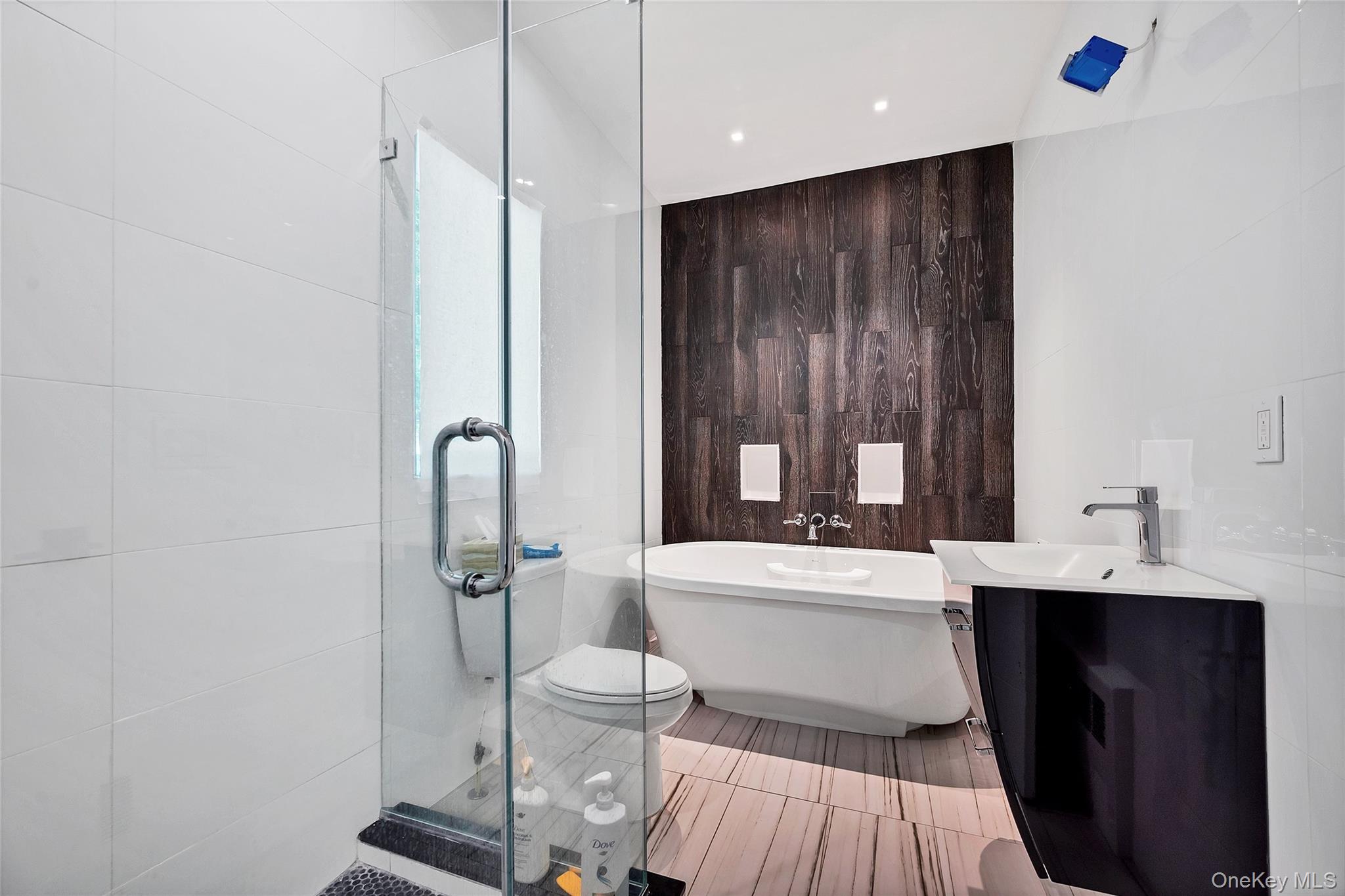 31 Walnut Ridge Lane Bloomingburg, NY 12721 - Photo 27 of 50 a bathroom with a sink a toilet and bathtub