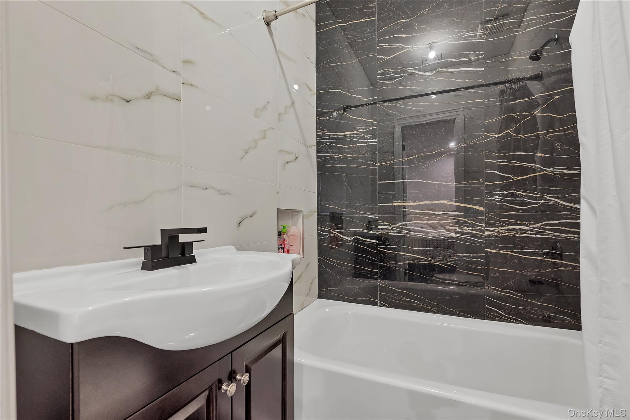 31 Walnut Ridge Lane Bloomingburg, NY 12721 - Photo 42 of 50 a bathroom with a sink and a bathtub