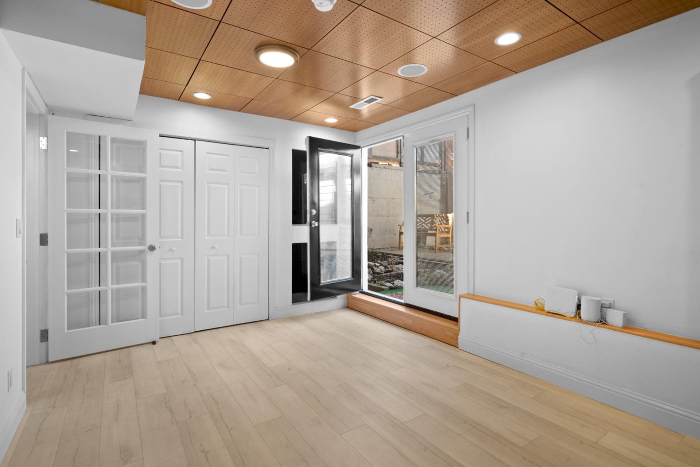 970 Park Pacifica Avenue Pacifica, CA 94044 - Photo 34 of 61 a view of entryway with wooden floor