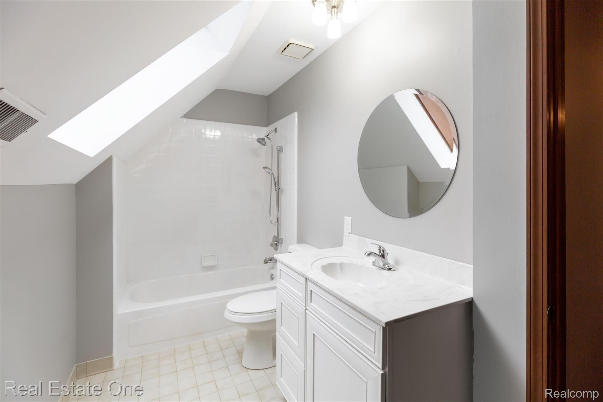 9166 River Valley Road Brighton, MI 48116 - Photo 19 of 25 2nd full bathroom