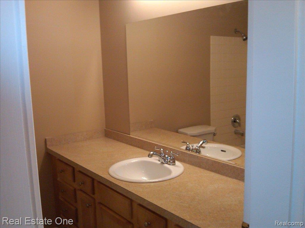 976 Dressler Lane Rochester, MI 48307 - Photo 8 of 18 Bath 1