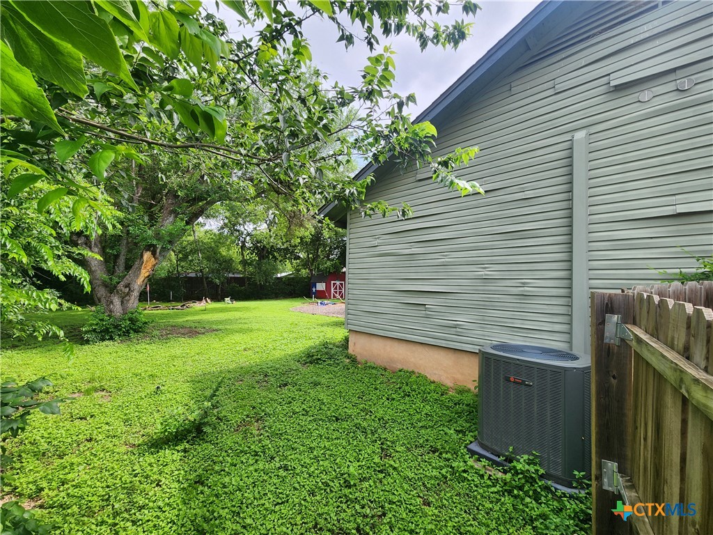 5222 Pine Place Austin, TX 78744 - Photo 9 of 21