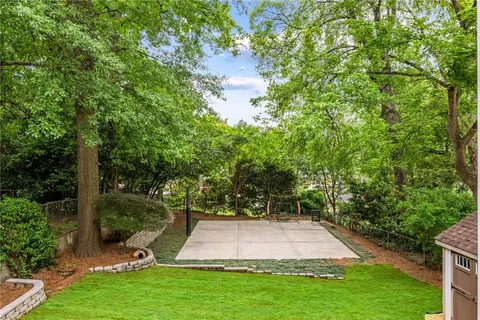 a view of a backyard