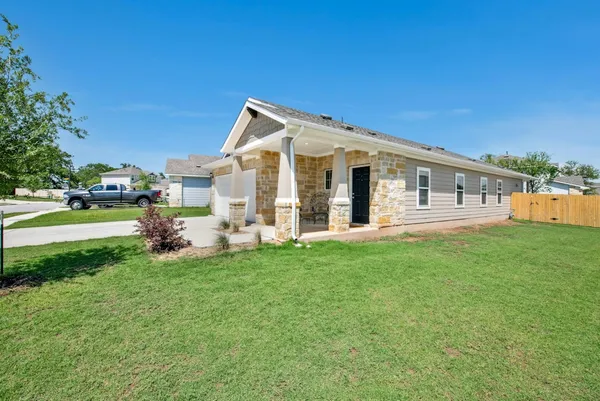 a view of a house with backyard and porch