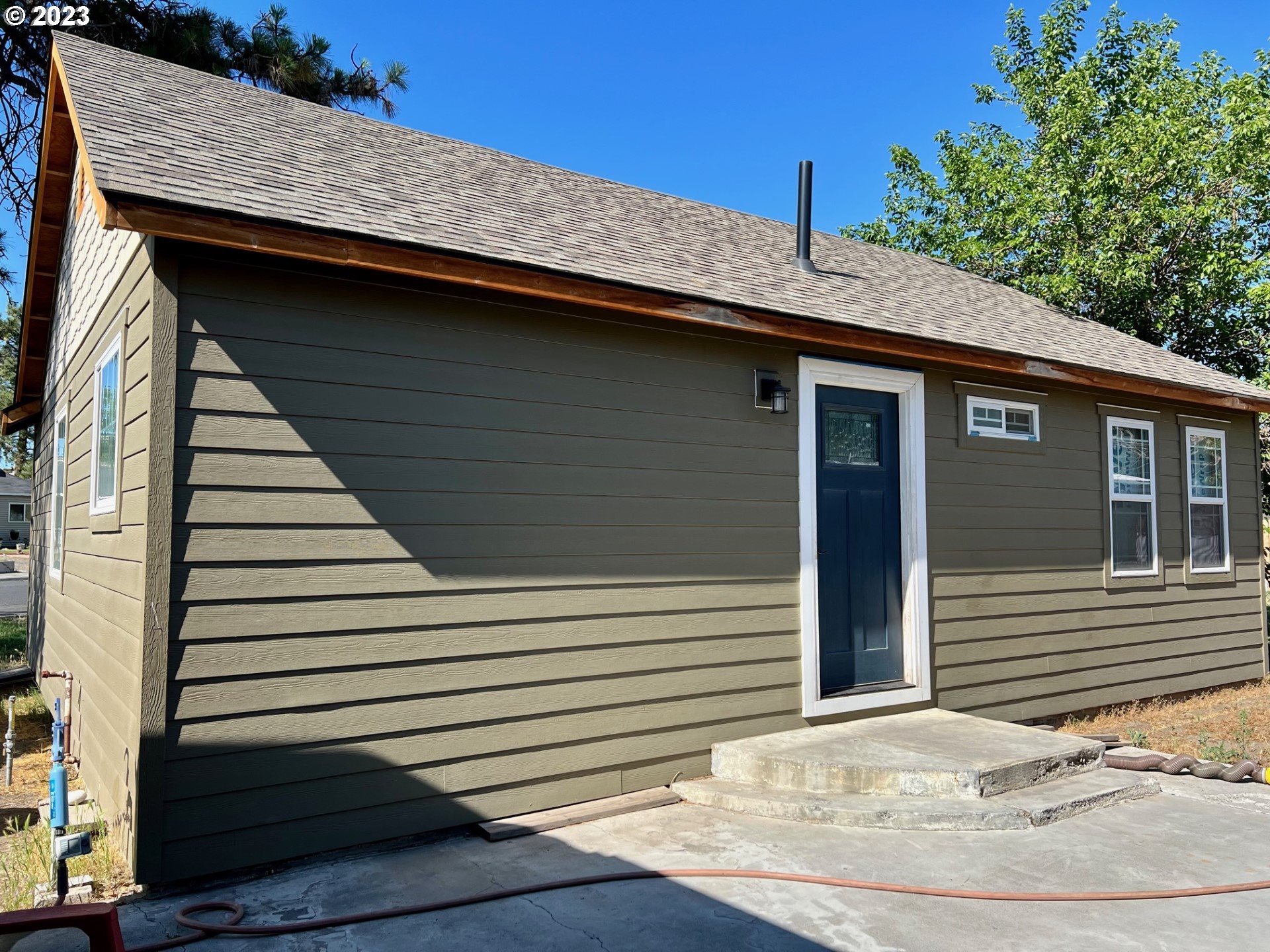 760 Diagonal Boulevard Hermiston, OR 97838 - Photo 3 of 4 a view of a house with a patio