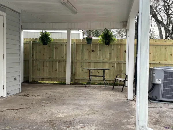 $1,700 | 326 Stoney Creek Avenue, Baton Rouge, LA 70808