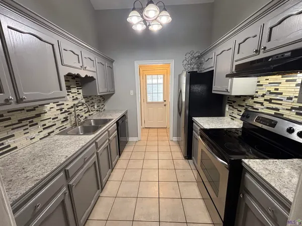 $1,700 | 326 Stoney Creek Avenue, Baton Rouge, LA 70808