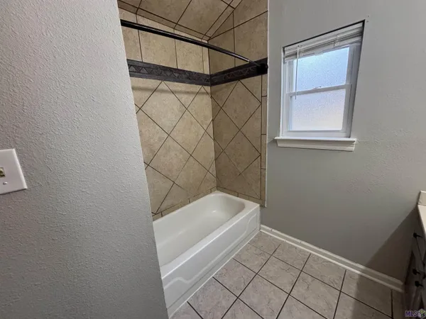 $1,700 | 326 Stoney Creek Avenue, Baton Rouge, LA 70808