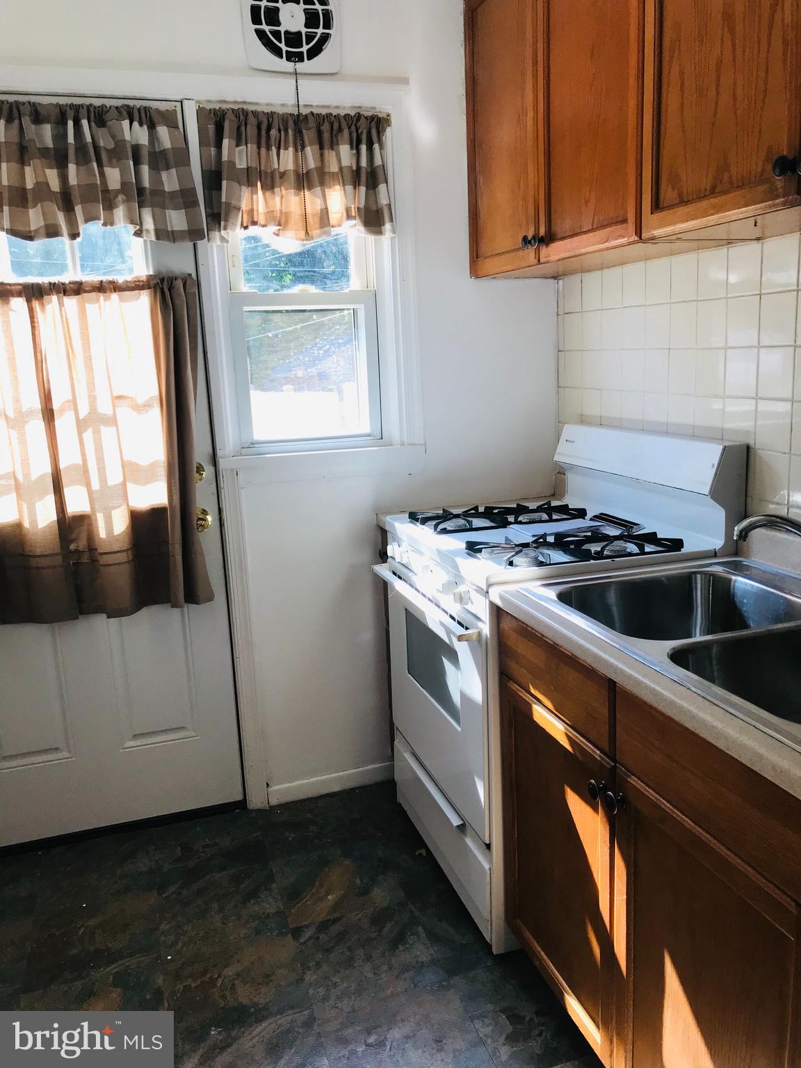 4436 Scotia Road Baltimore, MD 21227 - Photo 8 of 16 Kitchen