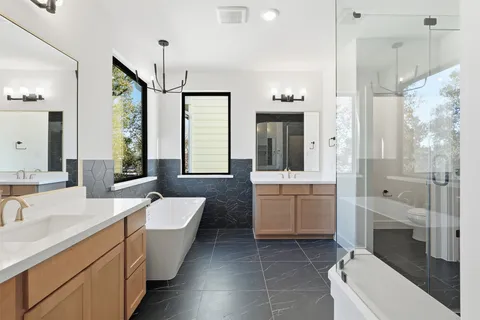 $715,000 | 1422 Caywood Lane, Unit D, Houston, TX 77055