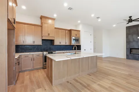 $715,000 | 1422 Caywood Lane, Unit D, Houston, TX 77055